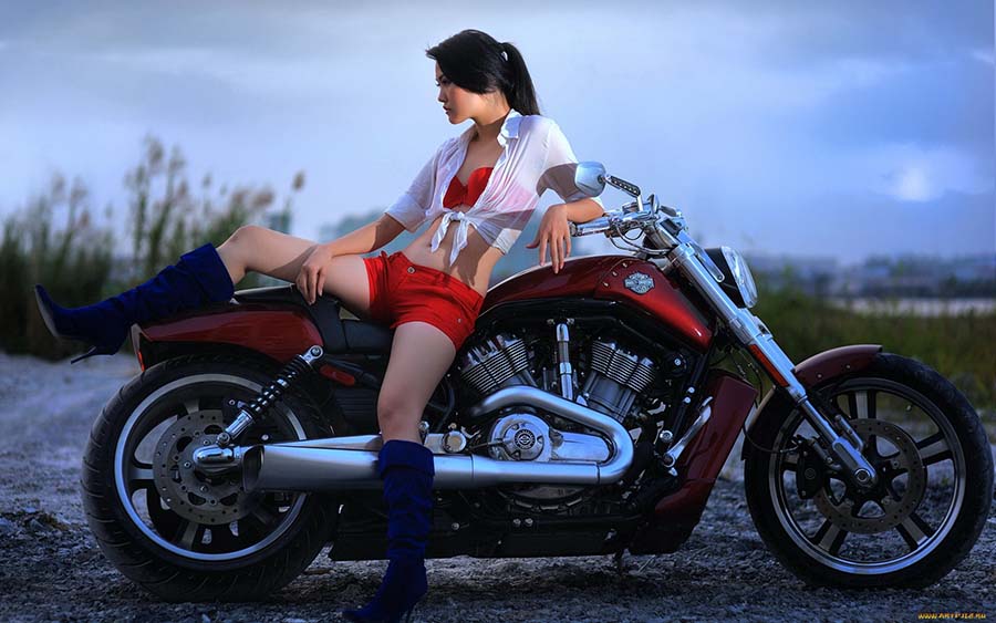 Beautiful girls and motorcycles in Gujranwala