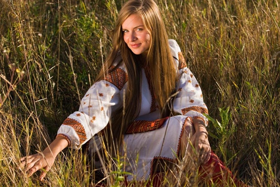 Model Women in Slavic costumes in Gujranwala