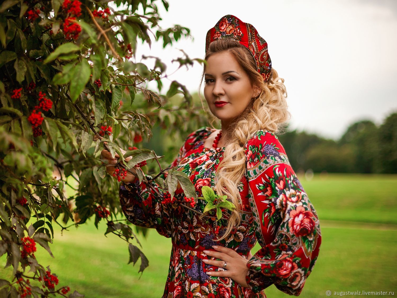 Women in Slavic costumes in Gujranwala