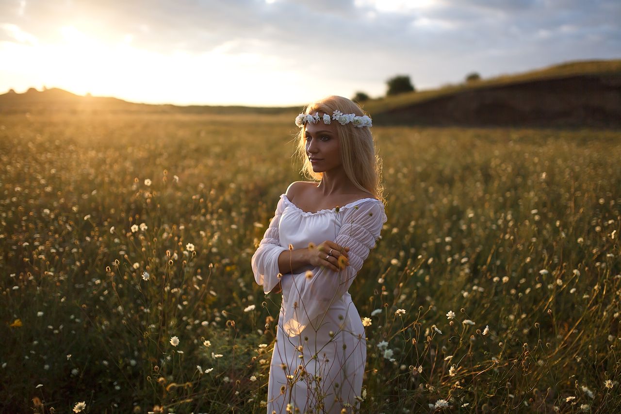 Girls in Slavic costumes in Gujranwala