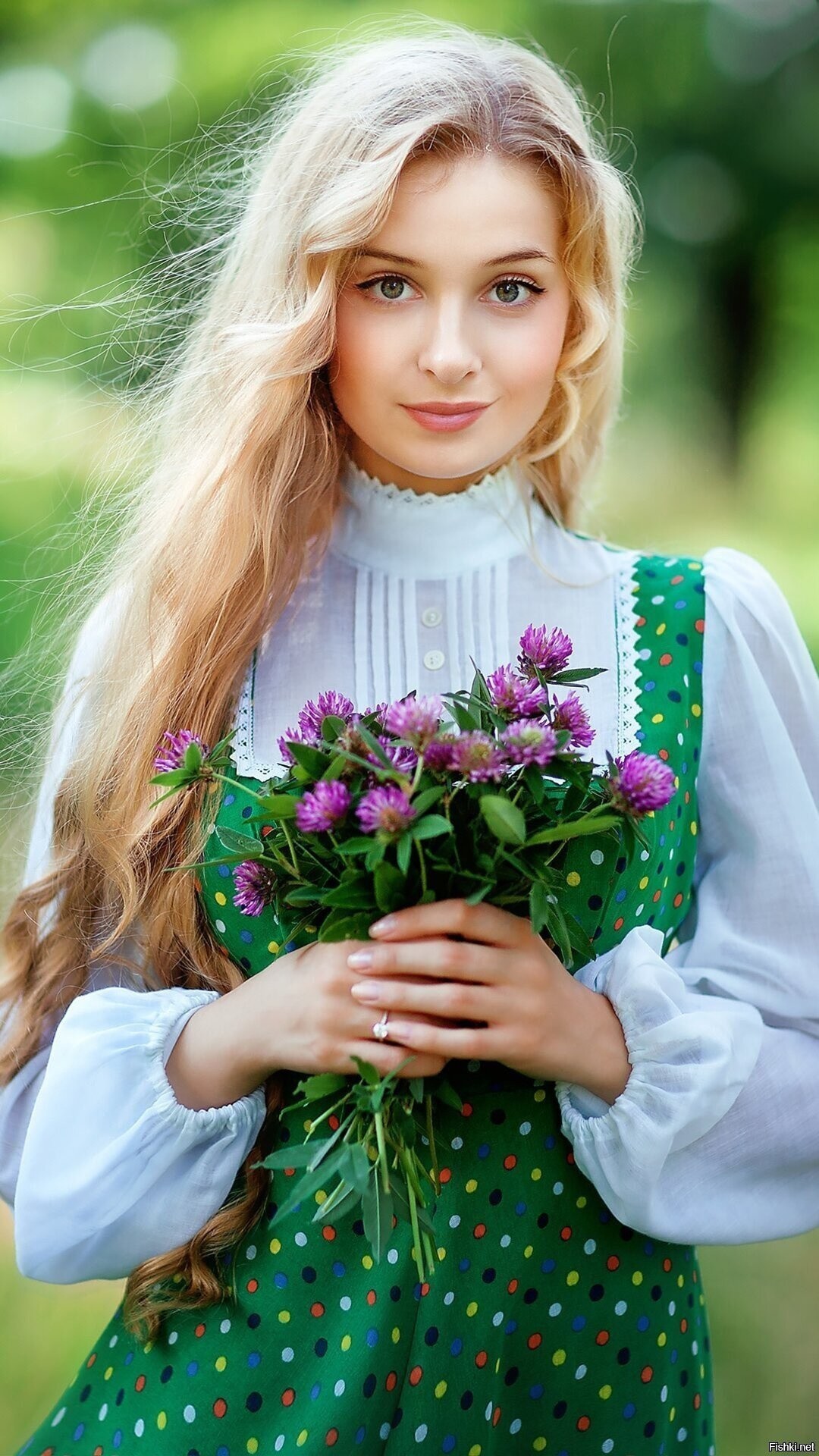 Girls in Slavic costumes in Gujranwala
